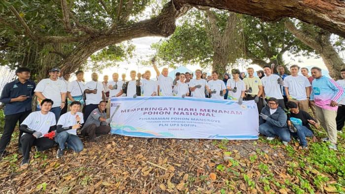 Foto bersama PLN UP3 Sofifi usai penanaman mangrove dan bersih-bersih pantai