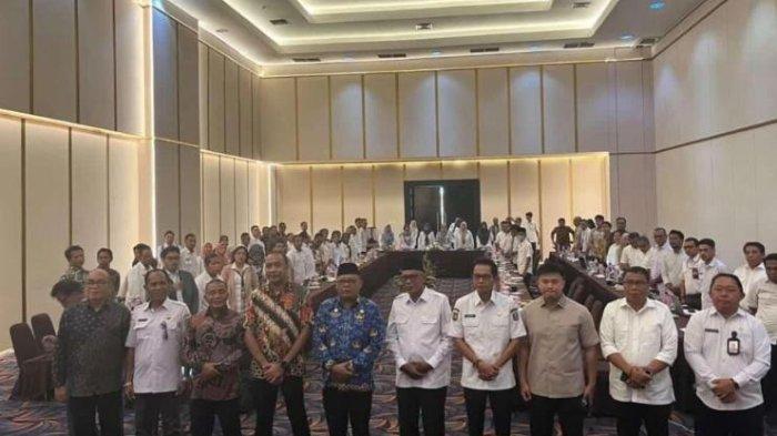 AGENDA: Wabup Halmahera Tengah Ahlan Djumadil tampak lakukan sesi foto bersama usai mengikuti rakor PSN bersama Mendagri, Rabu (20/5/2026). Agenda ini berlangsung di Bella Hotel Ternate