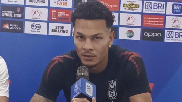 KOMPETISI: Ful bek kanan Malut United Igor Inocencio pada sesi jumpa pers lawan Persija Jakarta, Senin (23/2/2026)