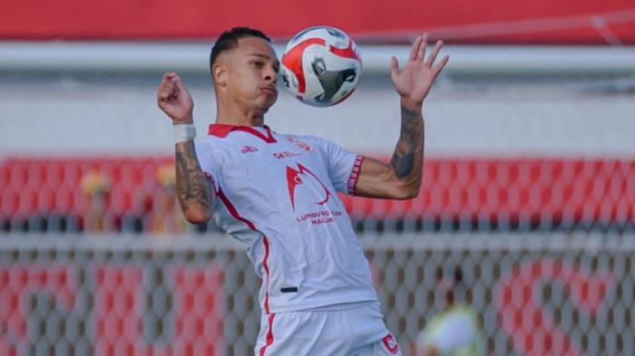 KOMPETISI: Full bek kanan Malut United Igor Inocencio. Ia menjadi sosok dibalik kemenangan 2-0 Malut United atas Persib Bandung di Stadion Gelora Kie Raha, Ternate, Minggu (14/12/2025)