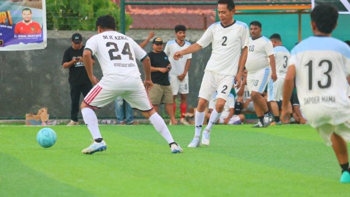 EVENT: Wakil Bupati Halmahera Selatan, Maluku Utara, Helmi Umar Muchsin (nomor punggung 2) ketika ikut bermain dalam laga eksebeisi anatara KJH FC vs Saruma 03 usai membuka Fun Footbal PWI Cup I 2026, Jumat (29/5/2026).
