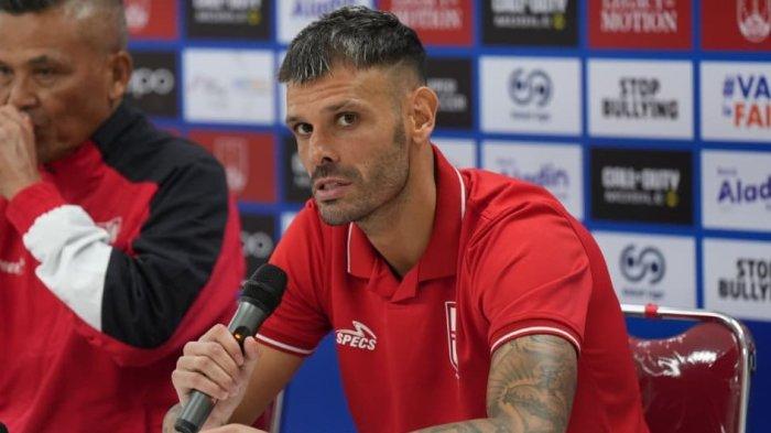 KOMPETISI: Gelandang serang Malut United Tyronne del Pino pada sesi jumpa pers usai laga melawan Persis Solo