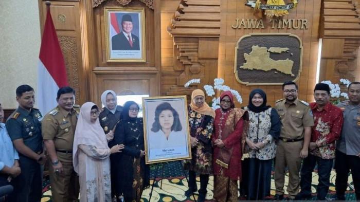 GELAR: Gubernur Jawa Timur Khofifah Indar Parawansa (keenam dari kanan) saat tasyakuran penganugerahan gelar Pahlawan Nasional Marsinah di Gedung Negara Grahadi Surabaya, Selasa (11/11/2025).