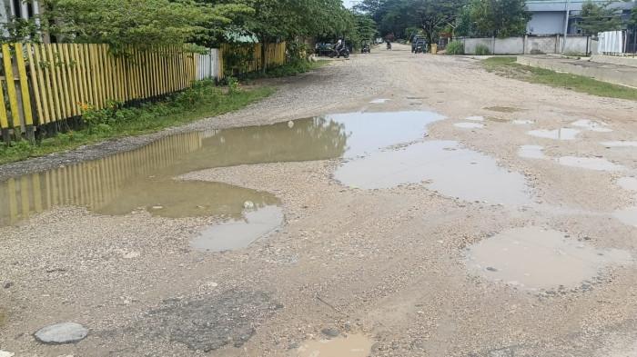 INFRASTRUKTUR: Genangan air pasca hujan di kawasan Taman Fangahu, Pulau Taliabu, Minggu (12/4/2026) sore