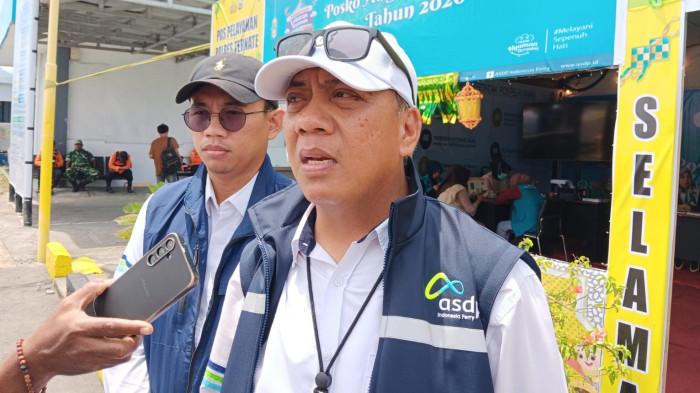 MUDIK: General Manager PT ASDP Cabang Ternate Mushar Usman saat bersedia diwawancarai awak media disela-sela kerjanya, Selasa (17/3/2026)