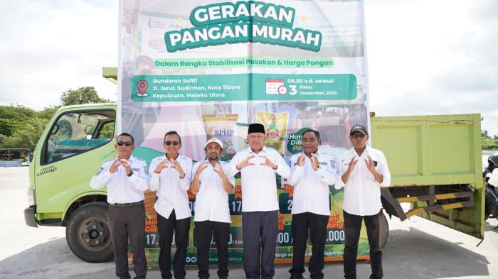 PROGRAM: Pose bersama Wakil Gubernur Maluku Utara Sarbin Sehe (pakai peci) dengan Kepala Dinas Pangan Dheni Tjan dengan staf usai Gerakan Pangan Murah (GPM) di Alun-alun Bundaran 40 Sofifi, Kamis (4/12/2025)