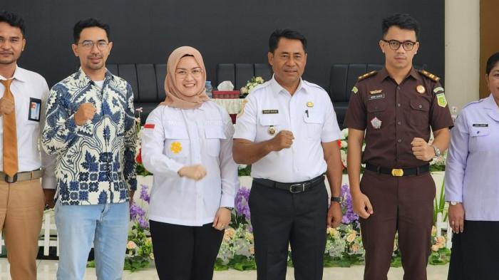 SINERGI: Bupati Halmahera Timur Ubaid Yakub lakukan sesi foto bersama usai resmi membuka giat Posbankum Desa yang berlangsung di Aula Lantai I kantor kupati, Rabu (15/4/2026).