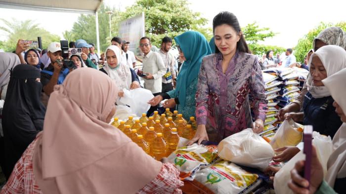 AGENDA: Gubernur Maluku Utara Sherly Laos berada di tengah-tengah kegiatan pasar murah yang berlangsung di Kota Ternate, Jumat (13/2/2026)