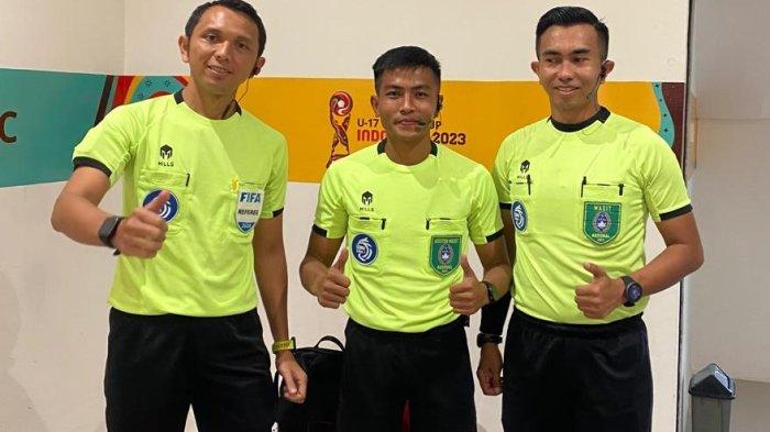 Gilang Ade Mizwar (tengah) berpose bersama rekan seprofesi