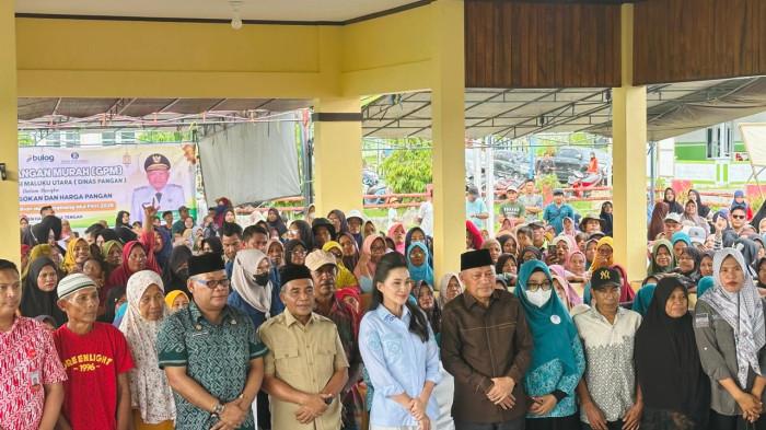 PANGAN GRATIS - Gubernur Malut dan Wakil Gubernur Malut didampingi Wabup Halteng foto bersama dengan masyarakat disela-sela kegiatan gerakan pangan murah, Sabtu (8/3/2026).