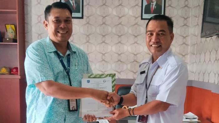 MITRA: Kadis Dukcapil Kota Ternate Fahri Fuad (kanan) dan Pimpinan Gramedia Ternate Yohanes Haryoto Widianto (kiri) melakukan sesi foto bersama sambil memegang dokumen perjanjian kerja sama (PKS), Rabu (22/4/2026).