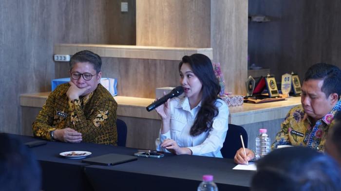 AUDENSI: Gubernur Maluku Utara Sherly Laos terlihat berbicara disela-sela audensi dengan Kemenko Kumham Imipas.
