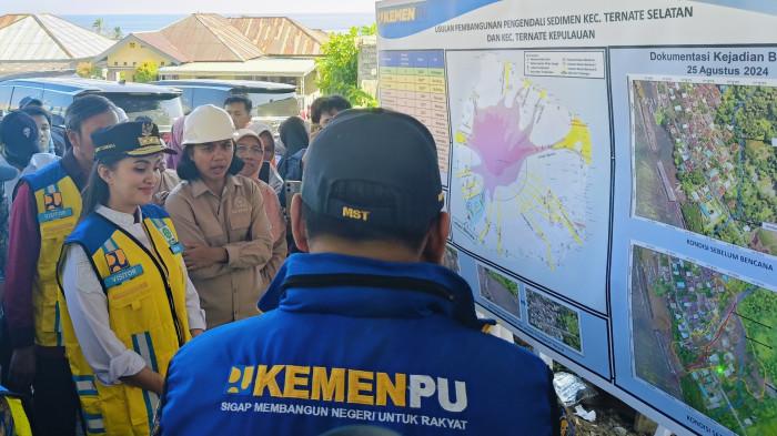 AGENDA: Gubernur Maluku Utara Sherly Laos mendampingi Anggota DPR RI Irine Yusiana Roba saat berkunjung ke lokasi proyek Sabodam di Kelurahan Rua, Kota Ternate, Rabu (22/4/2026)