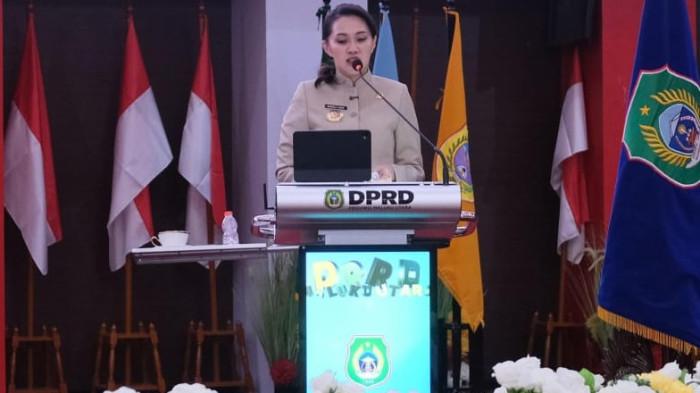 INFRASTRUKTUR: Gubernur Maluku Utara Sherly Laos berbicara soal program jalan trans Kieraha dalam sela-sela sidang rapat paripurna pembicaraan tingkat II R-APBD Induk 2026 di Sofifi, Jumat (7/11/2025)