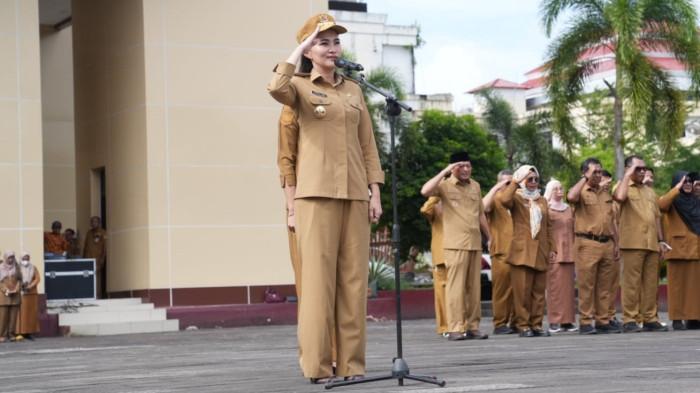 TUNJANGAN: Gubernur Maluku Utara Sherly Laos saat memimpim apel, Senin (9/3/2026). Pada kesempatan itu ia meminta PNS/PPPK melapor Jika TPP dipotong