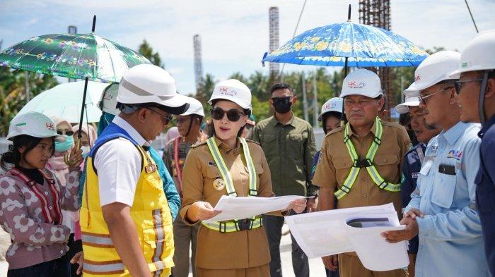 PROGRAM: Gubernur dan Wakil Gubernur Maluku Utara Sherly Laos dan Sarbin Sehe saat berada dilokasi proyek pembangunan sekolah rakyat, Selasa (3/3/2026) siang. SR ini dibangun di atas lahan seluas 9,5 hektare