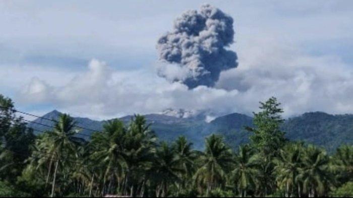 VULKANIK: Gunung Dukono di Halmahera Utara erupsi hari ini, Minggu (5/4/2026)