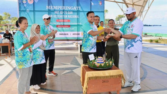 HUT: Bupati Halmahera Selatan Bassam Kasuba (topi putih) ketika bersalaman dengan pengurus IDI usai membuka rangkaian HUT IDI ke 75, Minggu (7/12/2025)