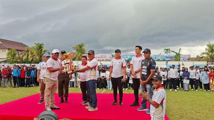 AGENDA: Resmi membuka perayaan HUT ke 23 Halmahera Timur, Ubaid Yakub serahkan piala bergilir kepada panitia HUT, Minggu (17/5/2026)