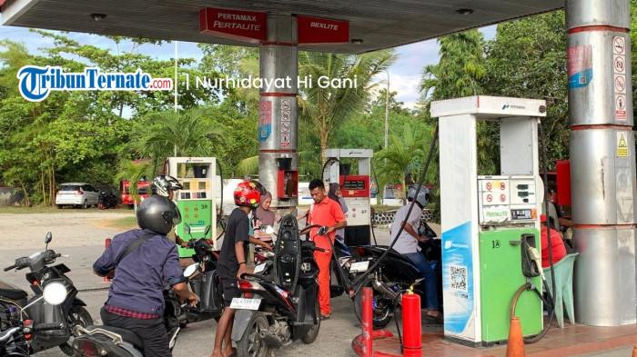 BBM: Sejumlah pengendara saat sedang mengisi BBM di SPBU Labuha, Halmahera Selatan, Senin (30/3/2026).