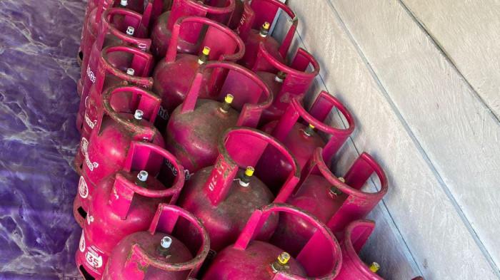 HARGA: Tabung LPG ukuran 5,5 kg dan LPG ukuran 12 kg di toko A2 Mart di Desa Bobong, Pulau Taliabu, Selasa (28/4/2026)
