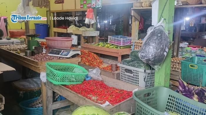 KOMODITI: Tampak cabai hingga bawang yang dijual di Pasar Tradisional Bobong, Pulau Taliabu, Kamis (20/11/2025)