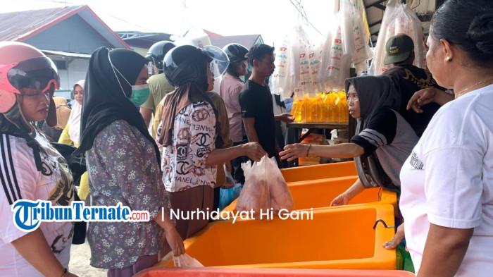 HARGA: Sejumlah warga berbelanja daging ayam di warung Apollo, Desa Labuha, Kecamatan Bacan, Halmahera Selatan, Rabu (18/2/2026). Menurut pemilik warung, harga jual daging ayam naik Rp 5 ribu saat Ramadan