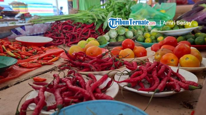 HARGA: Tampak sejumlah kebutuhan dapur yang dijual di Pasar Kota Maba, Halmahera Timur, Minggu (18/1/2026). Dari pengakuan pedagang, harga bawang, tomat dan juga cabai masih stabil