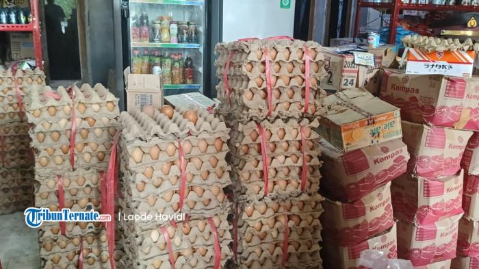 HARGA: Telur ayam yang dijual di salah satu warung Desa Bobong, Pulau Taliabu, Selasa (18/11/2025)