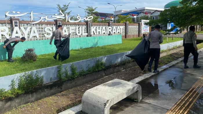 HUT: Aksi bersih-bersih di lingkungan bundaran Sofifi hingga depan masjid raya Sofifi oleh anggota Dit Samapta Polda Maluku Utara, Kamis (12/3/2026). Aksi ini sebagai bentuk peringatan hari jadi korps Sabhara ke 74 yang jatuh pada 11 Maret 2026