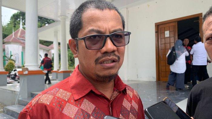 KEBIJAKAN: Pj Sekkab Halmahera Selatan Abdillah Kamarullah ketika menjelaskan pelayanan di hari libur, Minggu (15/2/2026).
