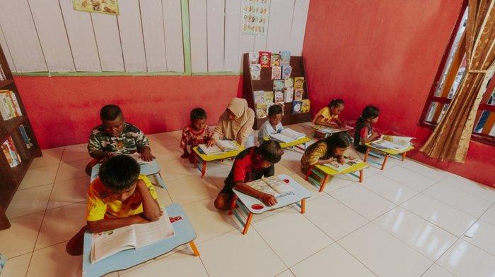 Upaya peningkatan gemar membaca dan belajar anak-anak Desa Gambaru oleh Harita Nickel.