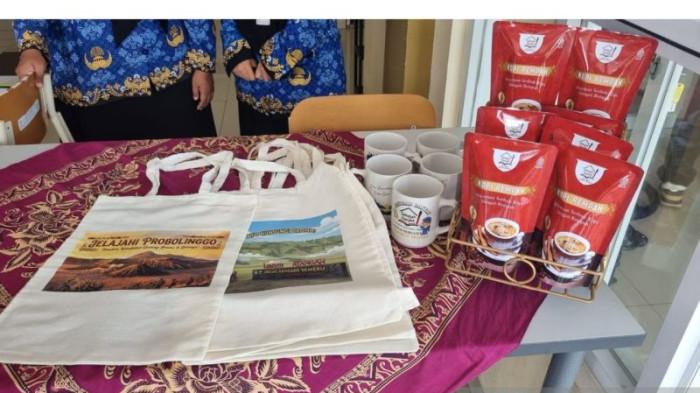 Hasil karya kewirausahaan para siswa berupa kopi dan tote bag di SRT 7 Kota Probolinggo, Jawa Timur