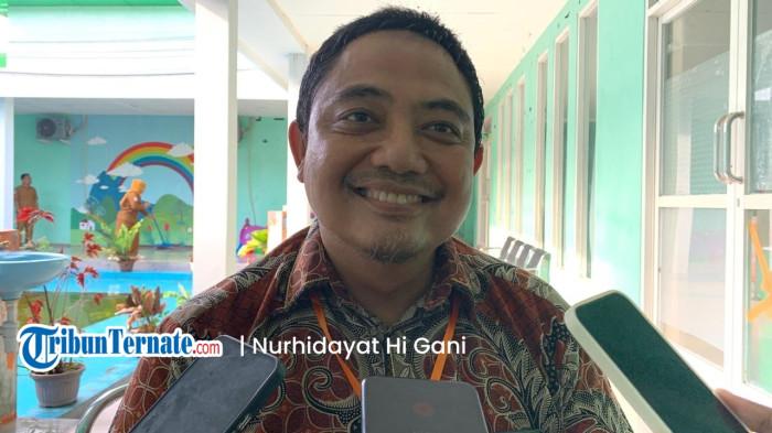 KURBAN: Kabag Kesra Setda Halmahera Selatan Yudi Eka Prasetia ketika menjelaskan bantuan hewan kurban dari Presiden Prabowo Subianto, Senin (11/5/2026)
