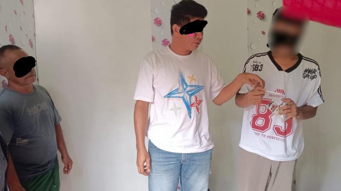 HUKUM: II alias Indra 27 (kanan), warga di Kelurahan Indonesiana, Kota Tidore Kepulauan saat ditangkap Polisi berpakaian preman di rumahnya, Kamis (19/2/2026)