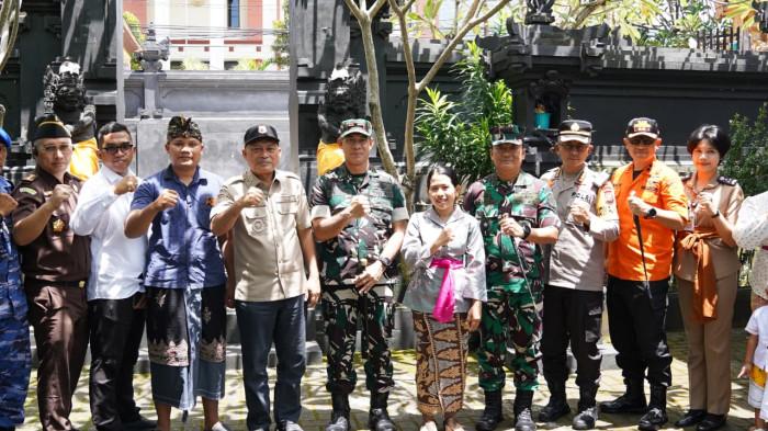 IBADAH: Wagub Maluku Utara Sarbin Sehe dan Forkompinda pose bersama usai memantau pelaksanaan Hari Raya Nyepi di Kota Ternate, Selasa (17/3/2026)