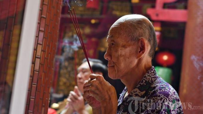 RAMALAN SHIO - Ilustrasi. Warga keturunan Tionghoa berdoa saat mengikuti ibadah Shin Shien Jie di Klenteng Eng An Kiong, Kota Malang, Jawa Timur, Rabu (11/2/2026).