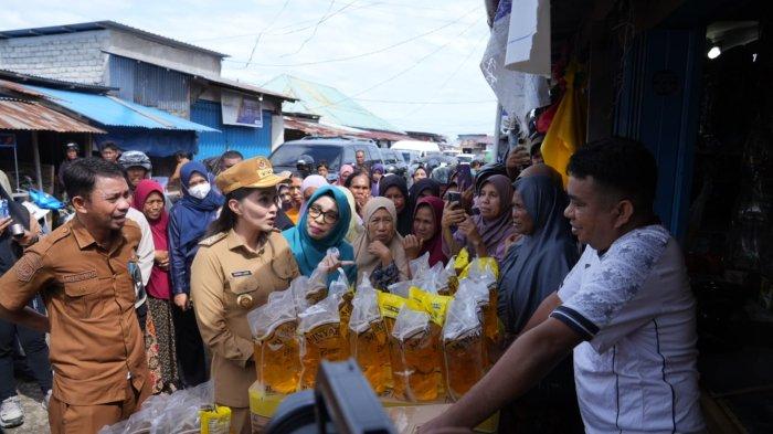 INSPEKSI: Gubernur Maluku Utara Sherly Laos didampingi Plh Kadisperindag Maluku Utara Rony Saleh saat turun ke Pasar Galala, Sofifi, Senin (9/3/2026). Di sana ia mengecek distribusi MinyaKita dan beras SPHP