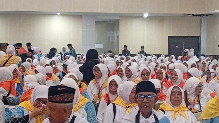 HAJI: CJH Maluku Utara sebelum diberangkatkan ke Embarkasi, Makassar, Selasa (28/4/2026). Gubernur Maluku Utara Sherly Laos dijadwalkan ke titik kumpul tersebut sebelum para jamaah diberangkatkan ke Tanah Suci