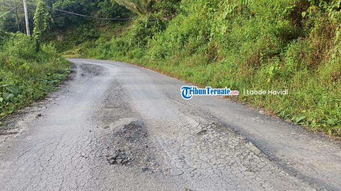 INFRASTRUKTUR: Jalan area tower menuju RSUD Bobong Pulau Taliabu rusak lagi padahal baru saja diperbaiki, Minggu (23/11/2025)