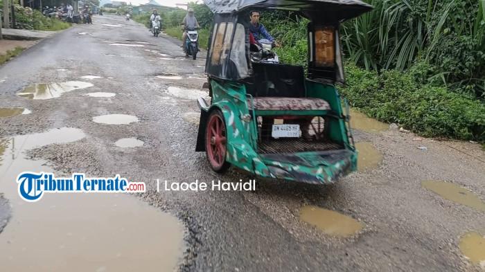 INFRASTRUKTUR: Banyak genangan air di jalan berlubang pasca hujan deras di Desa Wayo, Kecamatan Taliabu Barat, Pulau Taliabu, Senin (27/4/2026)