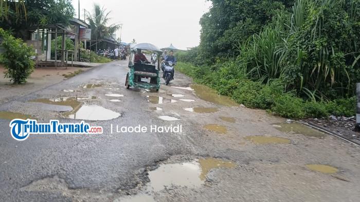 INFRASTRUKTUR: Kondisi jalan aspal Desa Wayo pascahujan belum lama ini. Jalan ini akan diperbaiki Dinas PUPR Pulau Taliabu.