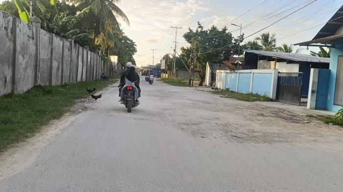 INFRASTRUKTUR: Kondisi jalan raya rusak dan berlubang dan ditimbun pakai tanah di Desa Falabisahaya, Kecamatan Mangoli Utara, Kepulauan Sula, Senin (30/3/2026)