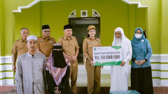 SAFARI RAMADAN - Gubernur Malut Sherly Laos menyerahkan bantuan uang tunai ke pesantren Nurul Hidayah Muda Sidangoli milik ustaz Nur, disela-sela safari ramadan, Selasa (3/3/2026).