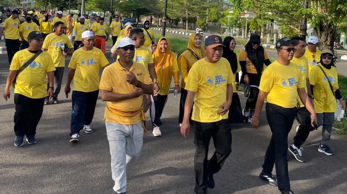 PERAYAAN: Wakil Gubernur Maluku Utara Sarbin Sehe bersama Kadikbud Maluku Utara Abubakar Abdullah dan para guru jalan sehat peringati Hari Guru Nasional 2025, Minggu (23/11/2025)