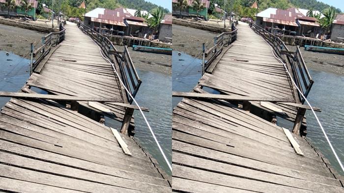 BENCANA: Kondisi jembatan penyebrangan di Desa Bokimiake, Kecamatan Kayoa Barat, Halmahera Selatan ambruk akibat gempa, Kamis (2/4/2026).