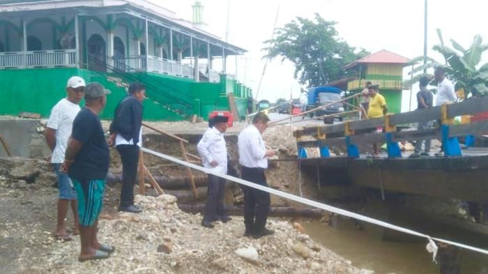 BENCANA: Kepala BPBD Kepulauan Sula Samsudin Ode Maniwi dan tim tinjau jembatan putus di Air Kali Waibega, Rabu (3/12/2025)