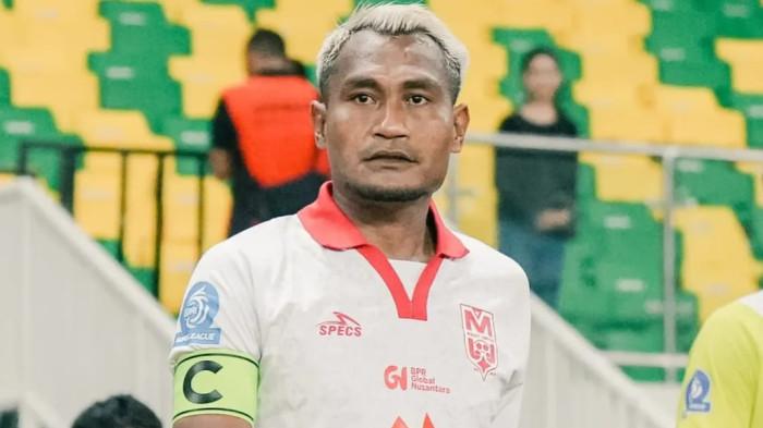 KOMPETISI: Jersey putih yang dikenakan bek Malut United Safrudin Tahar