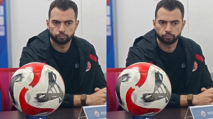 KOMPETISI: Bek Persija Jakarta Jordi Amat pada sesi jumpa pers jelang laga melawan Malut United, Senin (23/2/2026)