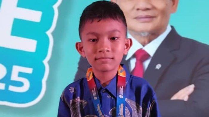 JUARA - Faqih Abrizam Rivai, siswa MIS Fathul Munir Kota Ternate, berhasil meraih Medali Perunggu pada mata pelajaran Ilmu Pengetahuan Alam dan Sosial (IPAS) jenjang Madrasah Ibtidaiyah (MI), Jumat (14/11/2025)
